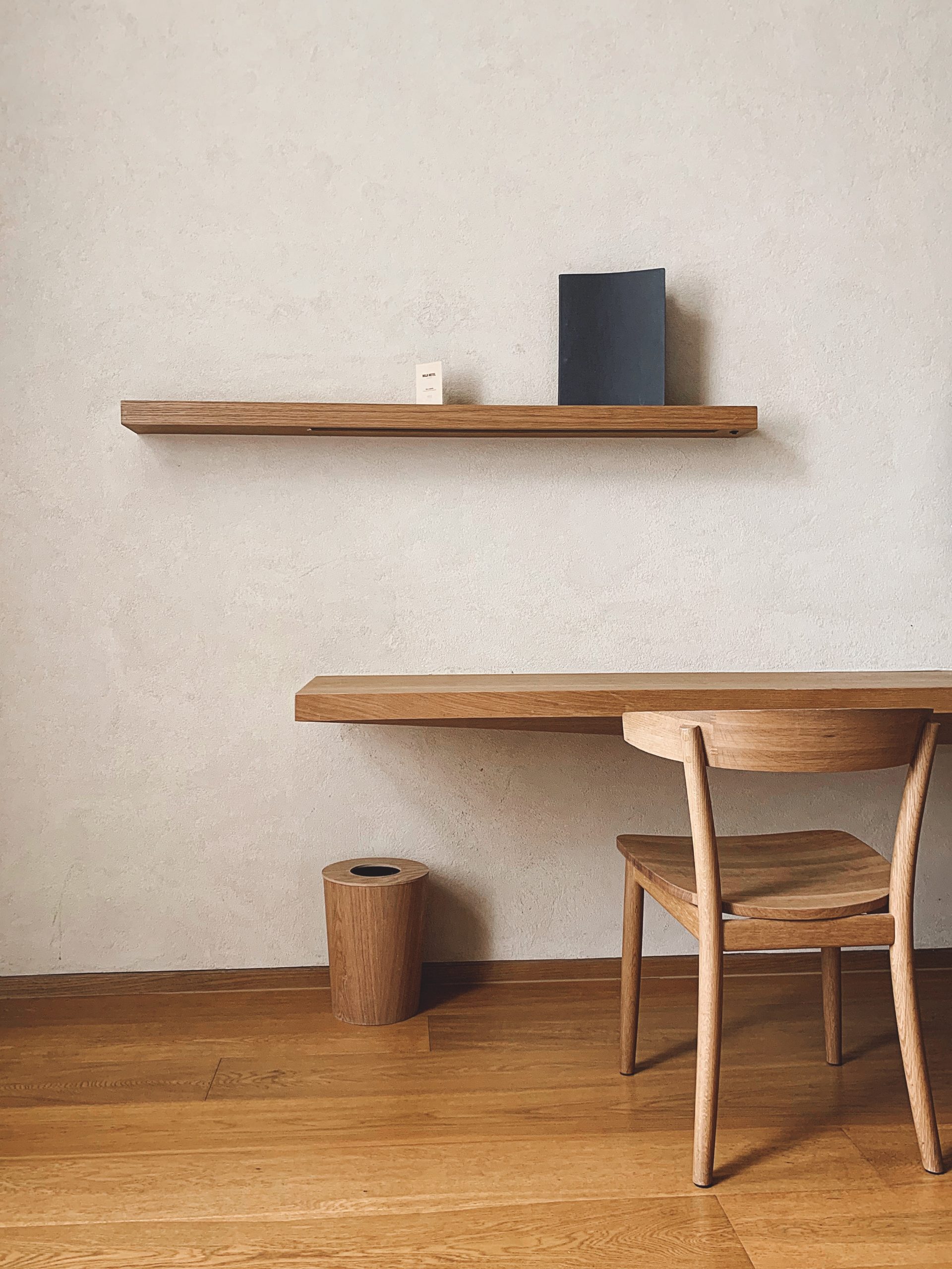 Stół z litego drewna – jakie są ich zalety i dlaczego warto je mieć?